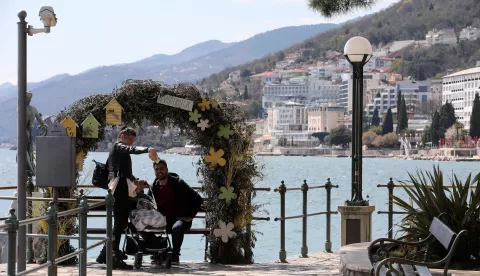 03.04.2022., Opatija - Mnogobrojni posjetioci uzivaju u setnji Opatijom ukrasenom uoci Uskrsa. Photo: Goran Kovacic/PIXSELL