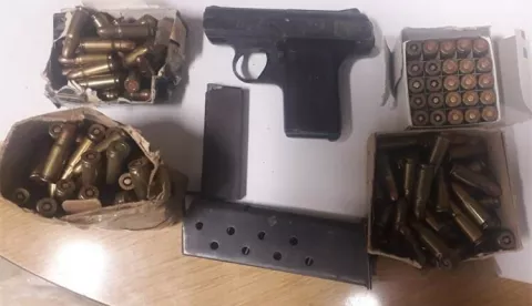 Dragovoljna predaja oružja policiji, oružje, streljivo, pištolj, ilustracija