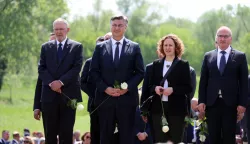 Jasenovac, 22.04.2025. - Komemoracija u spomen na žrtve ustaškog logora Jasenovac pod nazivom "80 godina, 80 sudbina" pod pokroviteljstvom Hrvatskoga sabora na kojoj je prisustvovao državni vrh: predsjednik Republike Hrvatske Zoran Milanović, predsjednik Sabora Gordan Jandroković te premijer Andrej Plenković. Na fotografiji Davor Božinović, Andrej Plenković, Nina Obuljen Koržinek; Gordan Grlić-Radman. foto HINA/ Damir SENČAR/ tm