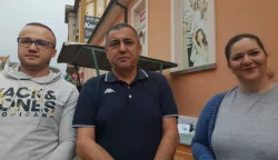 Dan je planete Zemlje i radimo akcije vezane za ekologiju i zelene politike. HNS provodi akciju Jedno sjeme - jedan život, a pridružili su nam se i partneri iz koalicije Zajedno za Đakovo, rekla je u utorak na korzu HNS-oa Ljiljana Pološki Jurjević, uvodeći u presicu na kojoj je gradonačelnički kandidat te koalicije Zoran Vinković (HSU) prozvao Grad za, kako kaže, "nečinjenje po pitanju divljih deponija na području Đakova i prigradskih naselja", a otišao je i korak dalje, postavivši pitanje odlaganja građevinskog otpada nastalog uslijed aktualnih radova po gradskim ulicama, uz poruku da će cijene odvoza otpada vratiti na staro.