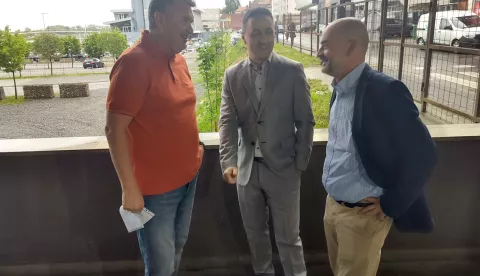 Kandidati koalicije Dom i nacionalno okupljanje (Domino), Most, Hrvatski suverenisti i Blok umirovljenici zajedno (BUZ) za gradonačelnika i zamjenika gradonačelnika Osijeka Zlatko Ahić i Željko Požega upozorili su u utorak na konferenciji za novinare na prometne probleme i probleme s parkiralištima u Osijeku koje je ostavila aktualna gradska vlast.