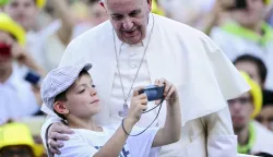 epa12044040 (FILE) Pope Francis poses for a picture with a child during the meeting with thousands of altar boys in St Peter's Square, Vatican City, 04 August 2015 (reissued 21 April 2025). Pope Francis died on 21 April 2025 at the age of 88, according to the Holy See. Born Jorge Mario Bergoglio in Buenos Aires, Argentina on 17 December 1936, was appointed leader of the Catholic Church on 13 March 2013 succeeding pontiff Emeritus Benedict XVI. EPA/GIORGI ONORATI *** Local Caption *** 50784481