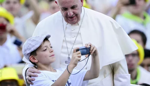 epa12044040 (FILE) Pope Francis poses for a picture with a child during the meeting with thousands of altar boys in St Peter's Square, Vatican City, 04 August 2015 (reissued 21 April 2025). Pope Francis died on 21 April 2025 at the age of 88, according to the Holy See. Born Jorge Mario Bergoglio in Buenos Aires, Argentina on 17 December 1936, was appointed leader of the Catholic Church on 13 March 2013 succeeding pontiff Emeritus Benedict XVI. EPA/GIORGI ONORATI *** Local Caption *** 50784481