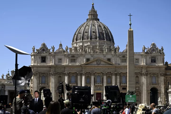 epa12046508 Journalists in St. Peter's Square during the first general congregation of cardinals following Pope Francis' death, in Vatican City, 22 April 2025. Pope Francis died on 21 April 2025 at the age of 88, according to the Holy See. Born Jorge Mario Bergoglio in Buenos Aires, Argentina, on 17 December 1936, he was appointed leader of the Catholic Church on 13 March 2013, succeeding Pontiff Emeritus Benedict XVI. EPA/RICCARDO ANTIMIANI