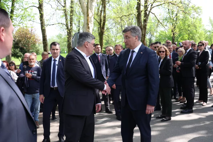 Jasenovac, 22.04.2025. - Komemoracija u spomen na žrtve usta&scaron;kog logora Jasenovac pod nazivom "80 godina, 80 sudbina" pod pokroviteljstvom Hrvatskoga sabora na kojoj je prisustvovao državni vrh: predsjednik Republike Hrvatske Zoran Milanović, predsjednik Sabora Gordan Jandroković te premijer Andrej Plenković. Na fotografiji Zoran Milanović, Andrej Plenković. foto HINA/ Damir SENČAR/ tm