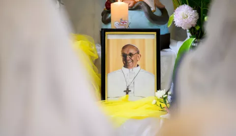 epa12045803 A photo of Pope Francis is displayed following his death, during a private prayer service at the Missionaries of Charity convent in Sydney, Australia, 22 April 2025. Pope Francis died on 21 April 2025 at the age of 88, according to the Holy See. Born Jorge Mario Bergoglio in Buenos Aires, Argentina. On 17 December 1936, he was appointed leader of the Catholic Church on 13 March 2013, succeeding Pontiff Emeritus Benedict XVI. EPA/BIANCA DE MARCHI AUSTRALIA AND NEW ZEALAND OUT