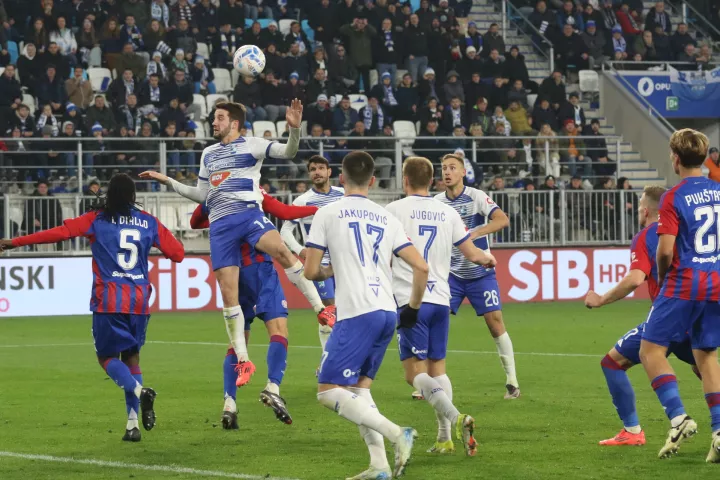 Osijek, 24. 11. 2024, Opus Arena, nogmoet, SupeSport HNL, Osijek - Hajduk.Marko Soldo (14), Arnel Jakupović (17) Vedran Jugović (7) Luka Jelinić (26).snimio GOJKO MITIĆ