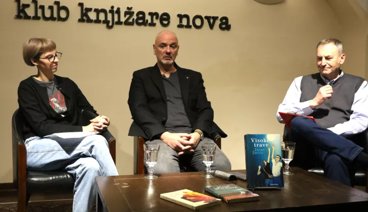 Osijek, 22. 04. 2025, Klub knjižare Nova, predsavljanje knjige autora Zorana Žmirića, "Visoke trave". Ivana Bulljubašić-Srb, Zoran Žmirić i Ivica Vuletić.snimio GOJKO MITIĆ