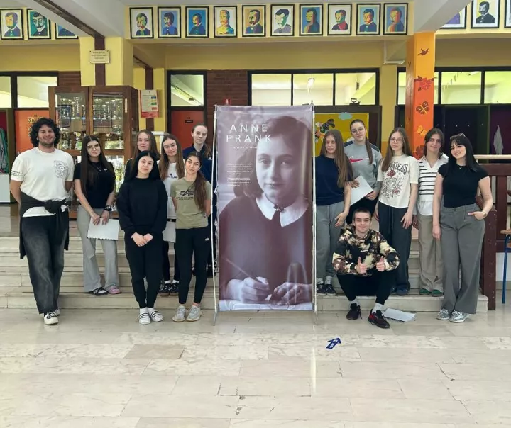 VINKOVCIU O&Scaron; "Antun Gustav Mato&scaron;" do 11. svibnja traje&nbsp;putujuća izložba "Anne Frank &ndash; povijest za sada&scaron;njost".travanj 2025.