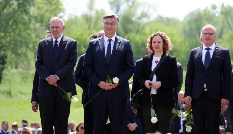 Jasenovac, 22.04.2025. - Komemoracija u spomen na žrtve ustaškog logora Jasenovac pod nazivom "80 godina, 80 sudbina" pod pokroviteljstvom Hrvatskoga sabora na kojoj je prisustvovao državni vrh: predsjednik Republike Hrvatske Zoran Milanović, predsjednik Sabora Gordan Jandroković te premijer Andrej Plenković. Na fotografiji Davor Božinović, Andrej Plenković, Nina Obuljen Koržinek; Gordan Grlić-Radman. foto HINA/ Damir SENČAR/ tm