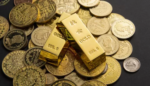 Golden coins, and gold bars scattered on a tablezlato, investicije, investicijsko, zlatne poluge, kapital, štenja, novac, tržište, ilustracijafreepik
