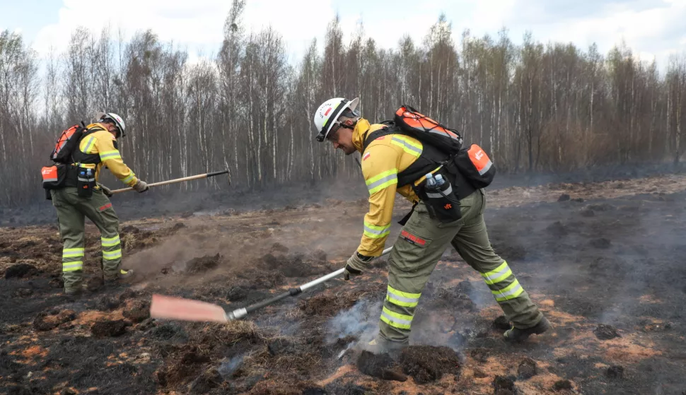 epa12047199 Firefighters work at the site of a fire in the Biebrza National Park near the village of Polkowo, northeastern Poland, 22 April 2025. According to the State Fire Service, the situation in the park is currently stable as the fire, which broke out on 20 April and destroyed an area of about 450 hectares, is no longer spreading. EPA/ARTUR RESZKO POLAND OUT
