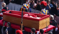 epa12048821 Pallbearers carry the coffin of Pope Francis to Saint Peter's Basilica, in Vatican City, 23 April 2025. Faithfull and well-wishers will be able pay their respects to the spiritual leader, who died on 21 April 2025, aged 88, until his funeral on 26 April in the plaza in front of the basilica. EPA/ART SERVICE POLAND OUT
