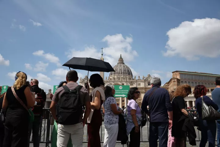 epa12048644 People line up to enter St. Peter's Basilica to pay their respects to the late Pope Francis, where his body will lie in state for three days, in Vatican City, 23 April 2025. Faithful and well-wishers will be able to pay their respects to the spiritual leader, who died on 21 April 2025, aged 88, until his funeral on 26 April. EPA/MASSIMO PERCOSSI