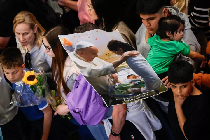 epa12048844 Members of the public line up to pay their respects to the late Pope Francis as he lies in state at Saint Peter's Basilica, in Vatican City, 23 April 2025. Faithfull and well-wishers will be able pay their respects to the spiritual leader, who died on 21 April 2025, aged 88, until his funeral on 26 April in the plaza in front of the basilica. EPA/GIUSEPPE LAMI