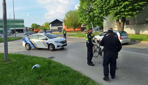 Taksi naletio na biciklisticu u osječkoj Retfali