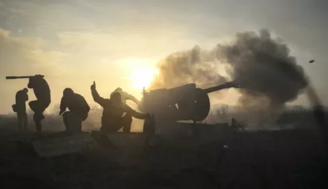 epa06431191 Ukrainian servicemen fire a towed howitzer close to a frontline near of Novoluhanske village of Donetsk area, Ukraine, 11 January 2018. Pro-Russian rebels attacked Ukrainian army positions in Donbas seven times in the past 24 hours, with three Ukrainian soldiers were killed in action and another four wounded according to the press center of the Ukrainian Anti-Terrorist Operation Headquarters. EPA/MARKIIAN LYSEIKO