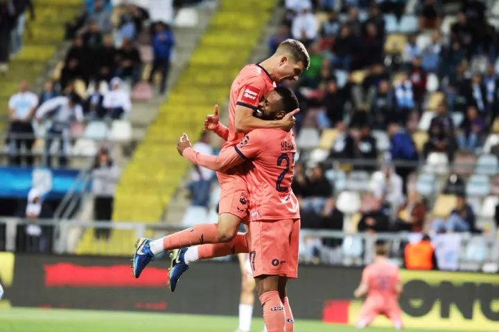 23.04.2025., stadion HNK Rijeka, Rijeka - SuperSport HNL, 31. kolo, HNK Rijeka - NK Osijek. Slavlje nogometasa Osijeka nakon pogotka Marka Solde za vodstvo 2:0. Hernani Fortes i Hrvoje Babec Photo: Goran Kovacic/PIXSELL