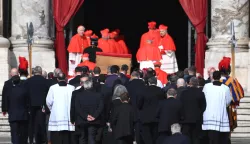 epa12048195 Pallbearers carry the coffin of late Pope Francis into Saint Peter's Basilica in Vatican City, 23 April 2025. The body of the late pontiff was transferred from the Chapel of Casa Santa Marta to Saint Peter's Basilica for public viewing. The funeral will take place on 26 April 2025. EPA/ETTORE FERRARI
