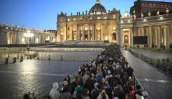 epa12049914 Members of the public line up to pay their respects to late Pope Francis as he lies in state inside Saint Peter's Basilica, Vatican City, 23 April 2025. Faithful and well-wishers will be able to pay their respects to Pope Francis, who died on 21 April 2025, aged 88, until his funeral on 26 April in the plaza in front of the basilica. EPA/ALESSANDRO DI MEO