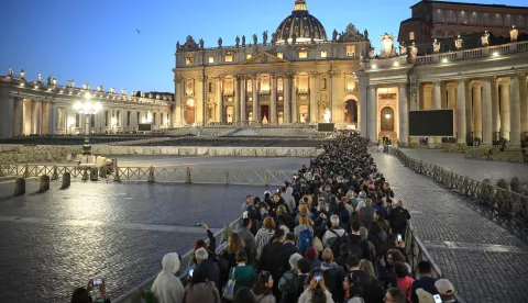 epa12049914 Members of the public line up to pay their respects to late Pope Francis as he lies in state inside Saint Peter's Basilica, Vatican City, 23 April 2025. Faithful and well-wishers will be able to pay their respects to Pope Francis, who died on 21 April 2025, aged 88, until his funeral on 26 April in the plaza in front of the basilica. EPA/ALESSANDRO DI MEO