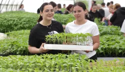 Osijek, 24. 04. 2025., Poljoprivredna i veterinarska škola Osijek, prioljetni sajam, sadnice, velika gužva, kupci, učenici, prodaja, cvijeće, začinsko biljeSNIMIO BRUNO JOBST