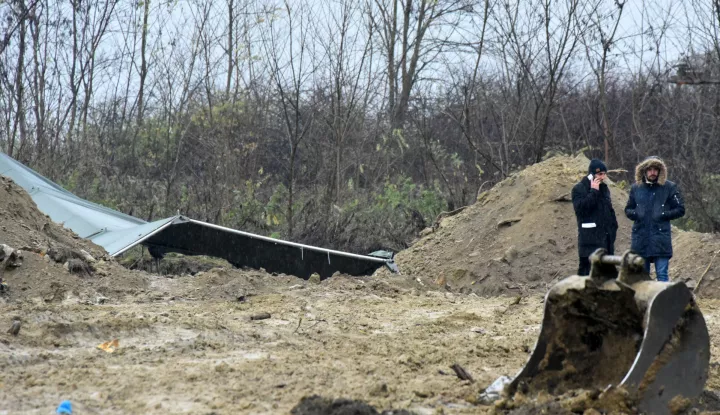 novosti...pacetin-bobota...26.11.2021.njiva kod divljeg deponija koji se nalazi uz cestu pacetin - bobota; potpredsjednik vlade i ministar hrvatskih branitelja tomo medved obisao lokaciju na kojoj su pronadjeni posmrtni ostatci najmanje pet osoba, koji potjecu iz domovinskog rata; foto Gordan Panić