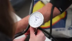 Osijek, 06. 02. 2025., Trg A. Starčevića, Javnozdravstvena akcija, Žene u crvenom, liječnici, Crveni križ, Medicinska škola Osijek, VK Iktus, vježbanje, zdrava prehrana, mjerenje tlaka, šećer u krvi, tlakomjer - ilustracijaSNIMIO BRUNO JOBST