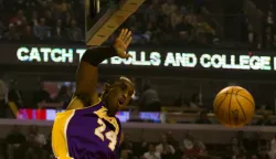 epa01204777 Los Angeles Lakers guard Kobe Bryant (L) watches his ball go through the hoop over Chicago Bulls guard Kirk Hinrich (R) in the first quarter of their NBA game at the United Center in Chicago, Illinois, USA, 18 December 2007. EPA/TANNEN MAURY