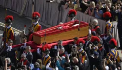 epa12048279 Pallbearers carry the coffin of Pope Francis past faithful to Saint Peter's Basilica, in Vatican City, 23 April 2025. The body of the late pontiff was transferred from the Chapel of Casa Santa Marta to Saint Peter's Basilica for three days of lying in state. The funeral will take place on 26 April 2025. EPA/RICCARDO ANTIMIANI