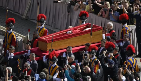 epa12048279 Pallbearers carry the coffin of Pope Francis past faithful to Saint Peter's Basilica, in Vatican City, 23 April 2025. The body of the late pontiff was transferred from the Chapel of Casa Santa Marta to Saint Peter's Basilica for three days of lying in state. The funeral will take place on 26 April 2025. EPA/RICCARDO ANTIMIANI