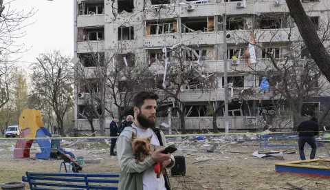 epa12038482 People inspect the site of a rocket attack near a high-rise building in a residential area in Kharkiv, Ukraine, 18 April 2025, amid the ongoing Russian invasion. At least one person died, and more than 80 others were injured, including six children, according to the State Emergency Service. EPA/SERGEY KOZLOV