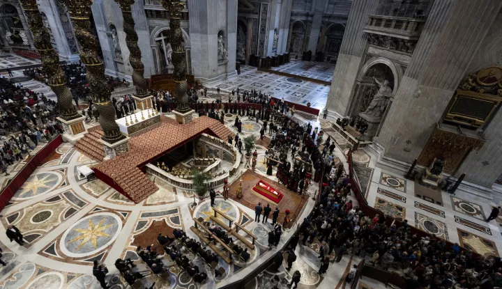 epa12050906 People line up at St. Peter's Basilica to pay their respects to late Pope Francis laying in state at the St. Peter's Basilica in Vatican City, 24 April 2025. Faithful and well-wishers will be able to pay their respects to Pope Francis, who died on 21 April 2025, aged 88, until his funeral on 26 April in the plaza in front of the basilica. EPA/MASSIMO PERCOSSI