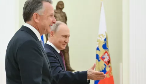 epa12054039 Russian President Vladimir Putin (R) greets US President's Special Envoy Steve Witkoff (L) before a meeting at the Kremlin in Moscow, Russia, 25 April 2025. EPA/KRISTINA KORMILITSYNA/SPUTNIK/KREMLIN POOL MANDATORY CREDIT