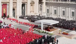 26 April 2025, Vatican, Vatikanstadt: The closed coffin (r) stands in St. Peter's Square during the funeral mass for the late Pope Francis. Photo: Michael Kappeler/dpa Photo: Michael Kappeler/DPA