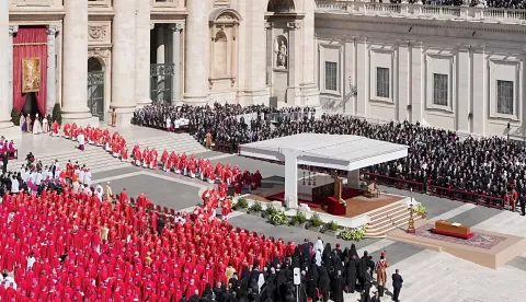 26 April 2025, Vatican, Vatikanstadt: The closed coffin (r) stands in St. Peter's Square during the funeral mass for the late Pope Francis. Photo: Michael Kappeler/dpa Photo: Michael Kappeler/DPA