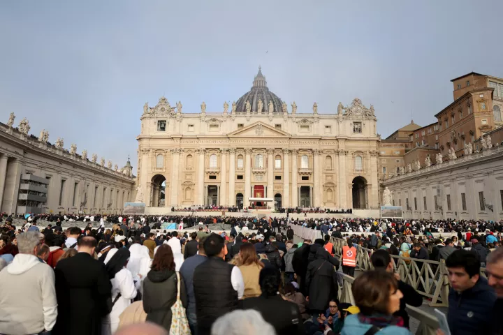 26 April 2025, Vatican, Vatikanstadt: The faithful have gathered in St. Peter's Square before the start of the funeral mass for the late Pope Francis. After the funeral service and the funeral procession with the coffin through the streets, the body is laid to rest in the Basilica of Santa Maria Maggiore. Photo: Oliver Weiken/dpa Photo: Oliver Weiken/DPA