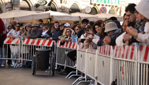 26 April 2025, Italy, Rom: Many people wait in front of the Basilica of Santa Maria Maggiore. The deceased pontiff is buried in the Basilica of Santa Maria Maggiore. Photo: Christoph Reichwein/dpa Photo: Christoph Reichwein/DPA