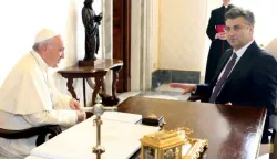 Vatikan: premijer Plenković s papom FranjomVatikan, 07.10.2017. - Hrvatski premijer Andrej Plenković u slubenom je posjetu Vatikanu, gdje je razgovarao s papom Franjom. Na fotografiji papa Franjo i premijer Andrej Plenković. foto HINA/ POOL/ Lana SLIVAR DOMINIĆ/ lsd