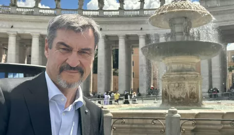 Premijer njemačke savezne pokrajine Bavarske našao se pod salvom kritika zbog snimanja nasmijanog selfija prije sprovoda pape Franje u Vatikanu u subotu.