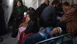 epa12007958 Palestinians injured in an Israeli airstrike, arrive at the Al-Ahli Hospital in Gaza, 03 April 2025. At least 27 people were killed in an Israeli airstrike on the Dar al-Arqam School in the al-Tuffah neighborhood, east of Gaza City, according to the Palestinian Ministry of Health in Gaza. Israeli forces resumed airstrikes on Gaza on 18 March, ending a ceasefire that had been in place since 19 January. EPA/HAITHAM IMAD