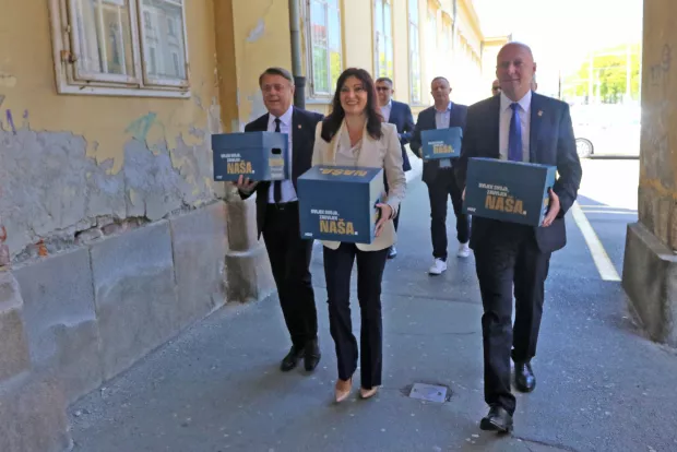 Osijek, 27. 04. 2025, Županisko izborno povjerenstvo, Nata&scaron;a Trami&scaron;ak predaja potpisa za županicu OBŽ.snimio GOJKO MITIĆ