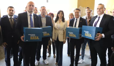 Osijek, 27. 04. 2025, Županisko izborno povjerenstvo, Nataša Tramišak predaja potpisa za županicu OBŽ.snimio GOJKO MITIĆ