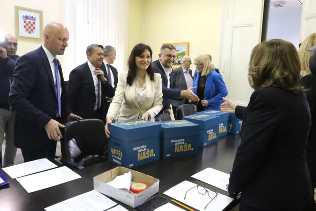 Osijek, 27. 04. 2025, Županisko izborno povjerenstvo, Nata&scaron;a Trami&scaron;ak predaja potpisa za županicu OBŽ.snimio GOJKO MITIĆ