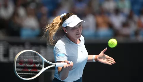 epa11829518 Donna Vekic of Croatia returns during her round three match against Diana Shnaider of Russia in the 2025 Australian Open tennis tournament in Melbourne, Australia, 17 January 2025. EPA/LUKAS COCH AUSTRALIA AND NEW ZEALAND OUT