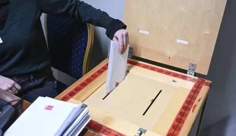 epa12004816 A person puts a ballot paper into a box during advance voting in the county and municipal elections at a polling station in Helsinki, Finland, 02 April 2025. Advance voting takes place from 02 to 08 April, with Election Day scheduled for 13 April 2025. EPA/KIMMO BRANDT