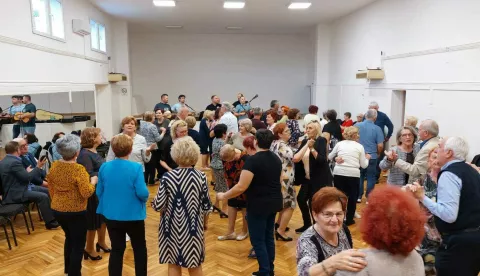 U nedjelju je održana još jedna plesna večer za umirovljenikeSLAVONSKI BROD, TRAVANJ 2025.