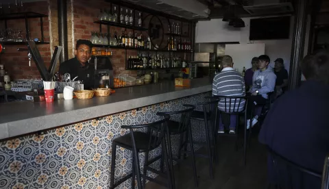 epa12060262 View of a bar after a blackout hit Spain in the city of Toledo, central Spain, 28 April 2025. A massive blackout has hit large parts of Spain and spread to neighbouring Portugal and France, disrupting transport systems, internet connections and daily life, according to authorities. The exact cause of the blackout is unknown. EPA/ISMAEL HERRERO