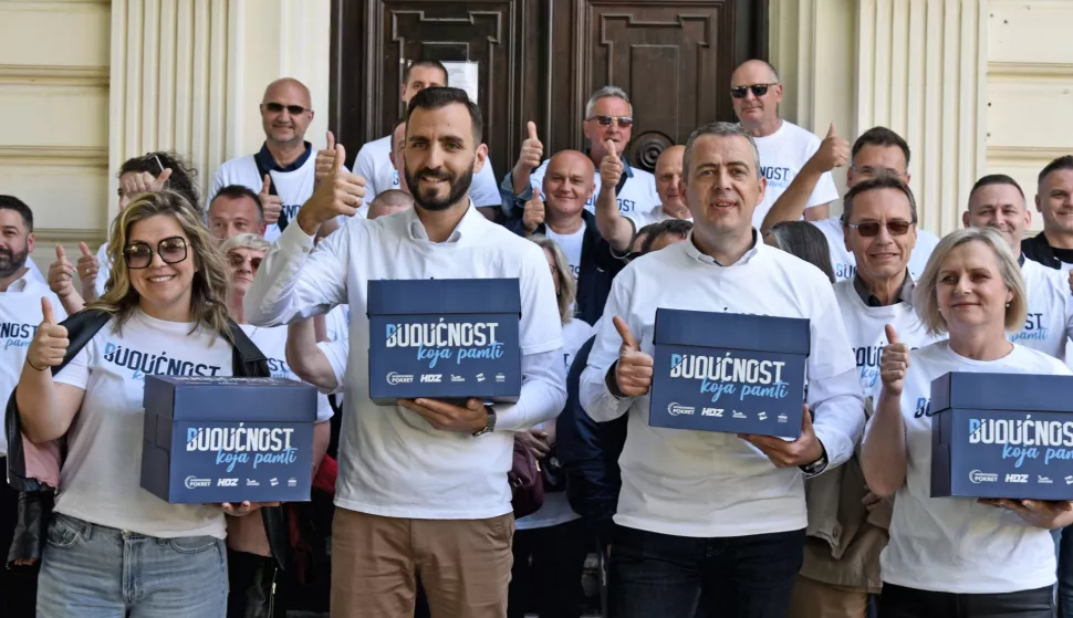 Vukovar, 28.4.2025.- Kandidat Domovinskog pokreta za gradona?elnika grada Vukovara Domagoj Bili? i suradnici odr?ali su konferenciju za medije nakon predaje kandidature za gradona?elnika i zamjenika gradona?elnika te kandidacijske liste za Gradsko vije?e Grada Vukovara. foto HINA/ Gordan Pani?/ gp