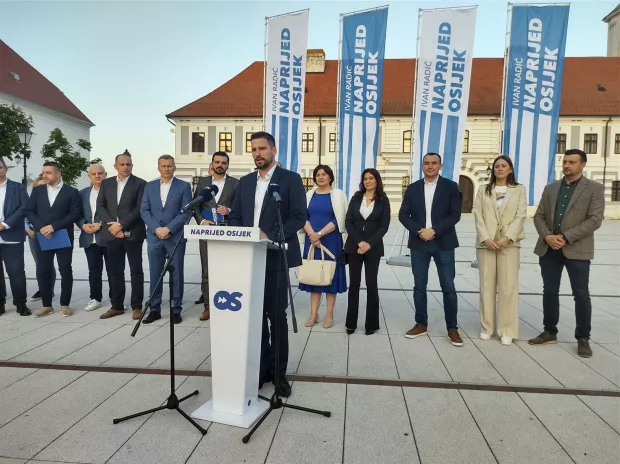 Osječki gradonačelnik i kandidat HDZ-a za drugi mandat na čelu Grada Osijeka Ivan Radić u ponedjeljak je Gradskom izbornom povjerenstvu u Osijeku predao vi&scaron;e od 13.100 potpisa podr&scaron;ke za svoju kandidaturu najavljujući najbolji rezultat na lokalnim izborima. 